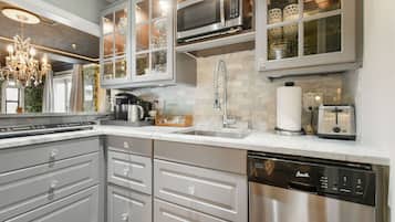 Cafetera y tetera, refrigerador, microondas y horno