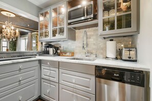 Kylskåp, mikrovågsugn, ugn och spishäll