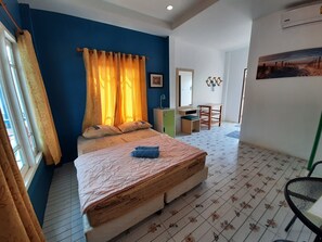Desk, free WiFi - Runa  Runa Guesthouse (Rayong)
