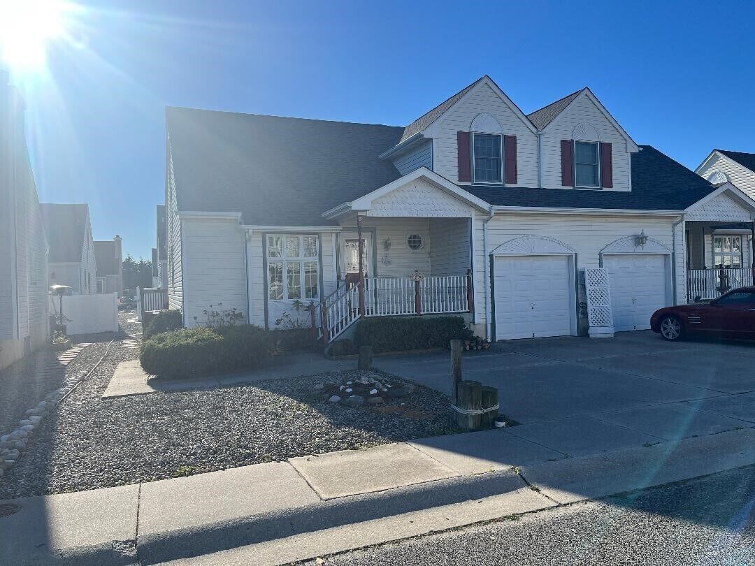 Adorable Victorian Split home located in Diamond Beach!