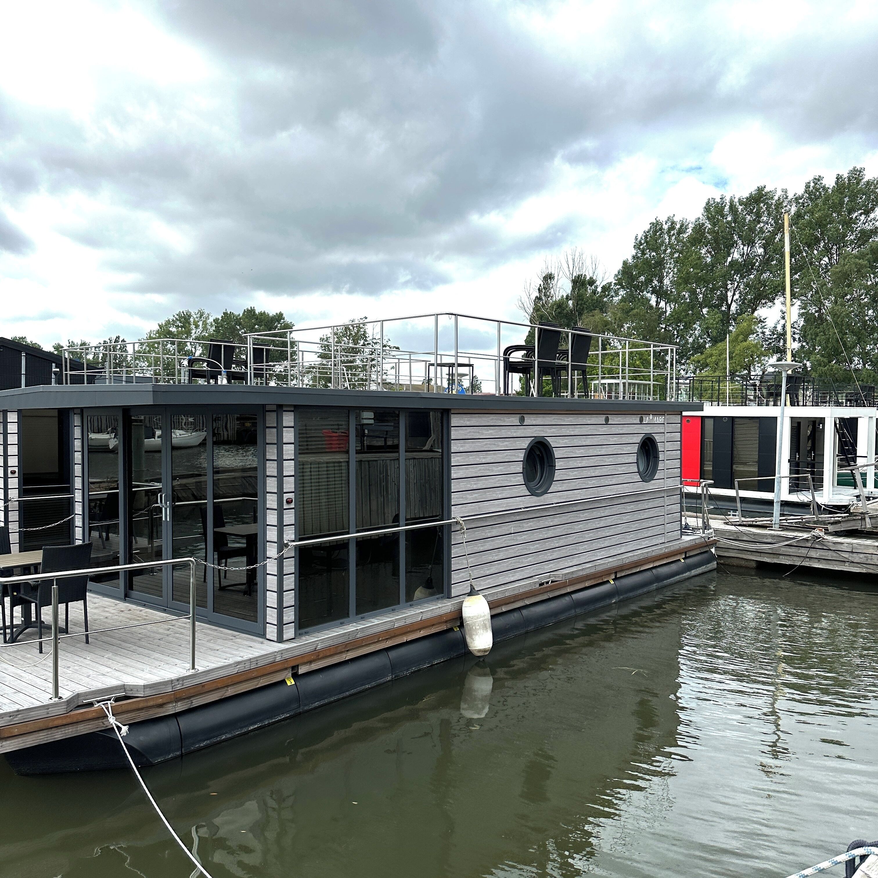 Vista frontal de la propiedad