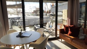 La Mare Four (Private Houseboat) | 起居區 | 智慧型電視