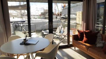La Mare Four (Private Houseboat) | Wohnbereich