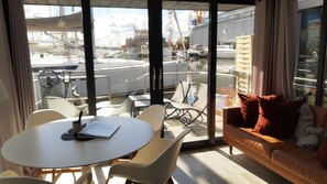 La Mare Four (Private Houseboat) | Wohnbereich