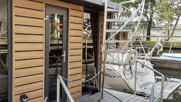 La Mare Four (Private Houseboat) | Bathroom | Shower, towels, toilet paper