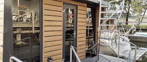 La Mare Four (Private Houseboat) | Bathroom | Shower, towels, toilet paper - La Mare Resort (Gothenburg)