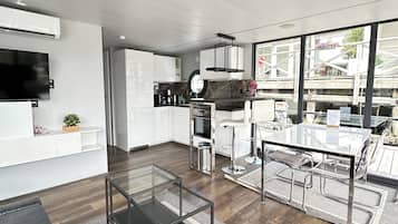 2 bedrooms, hypo-allergenic bedding, blackout curtains, soundproofing