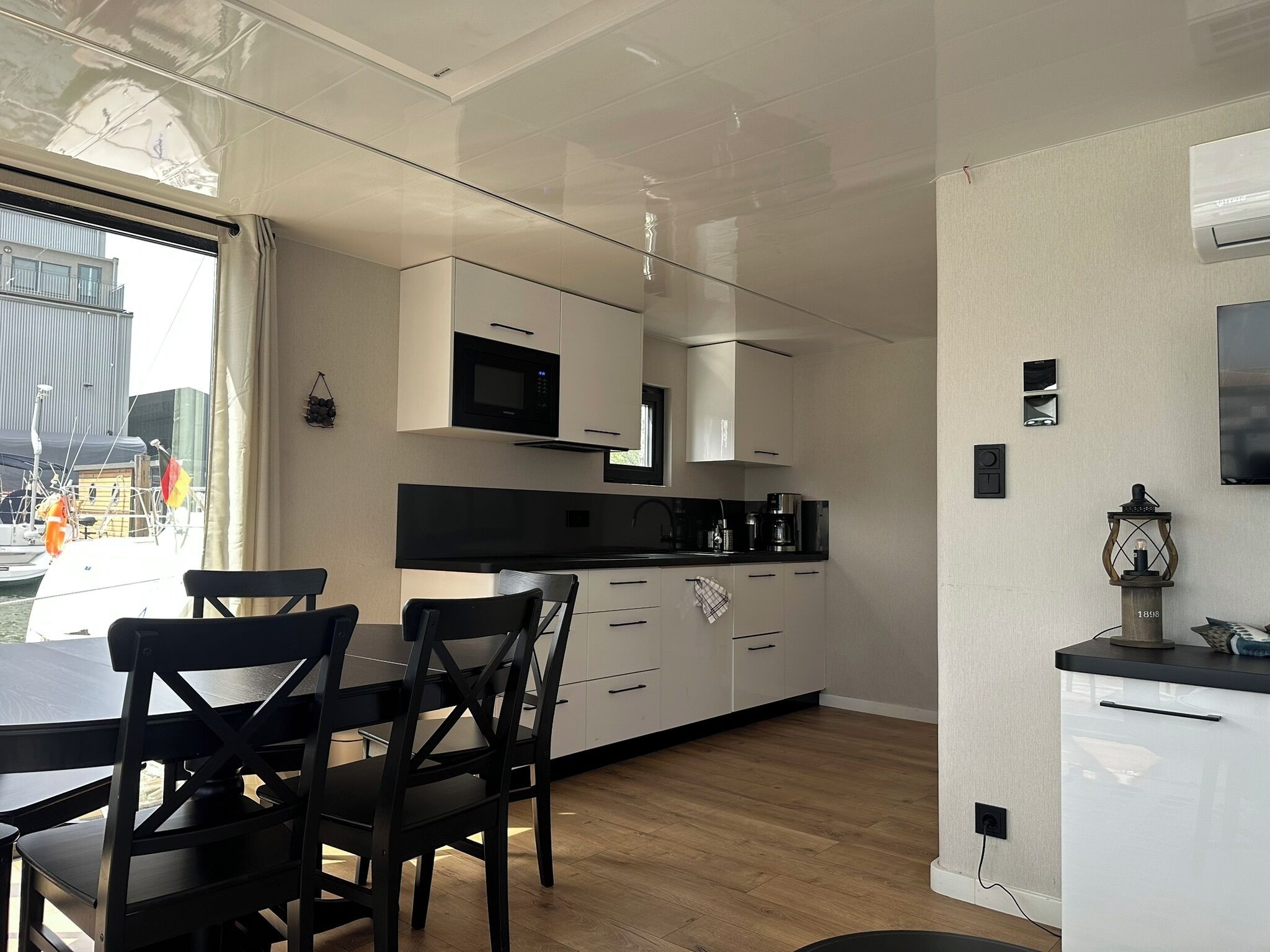 Houseboat with Lake view - Skalhamn | Living area | Smart TV