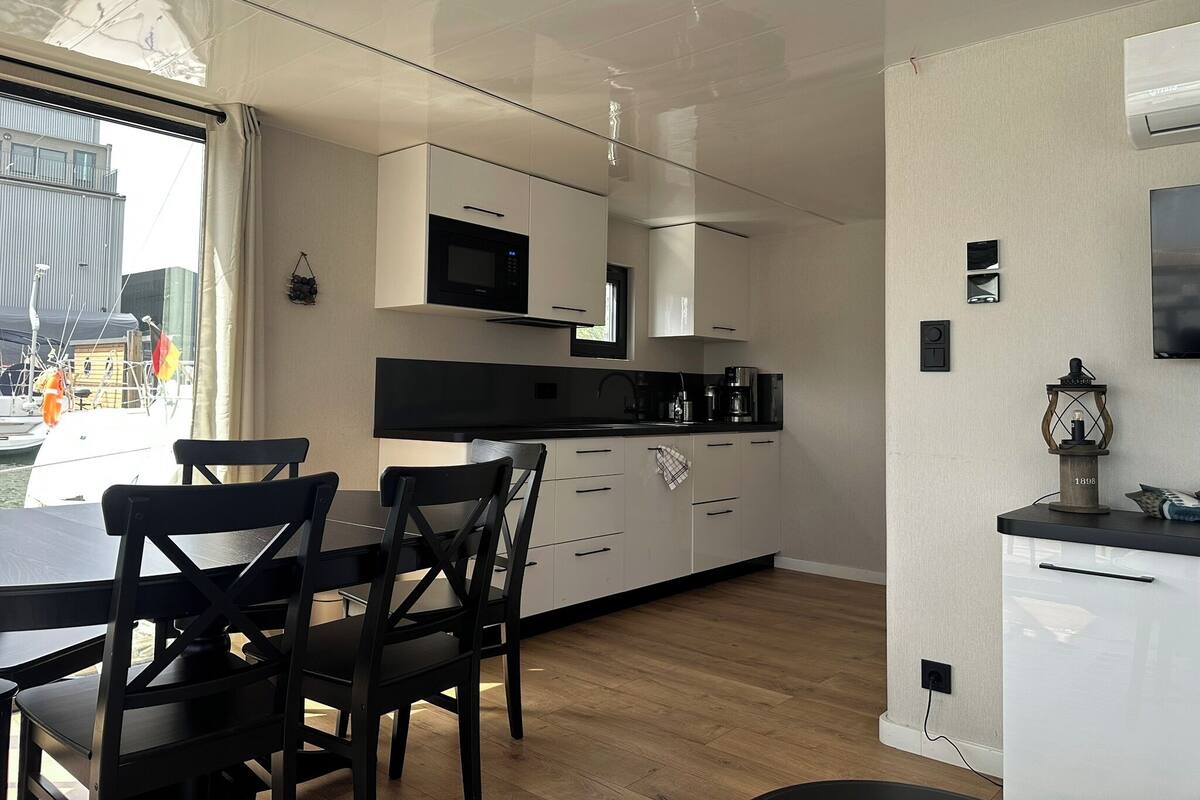 Houseboat with Lake view - Skalhamn | Living area | Smart TV