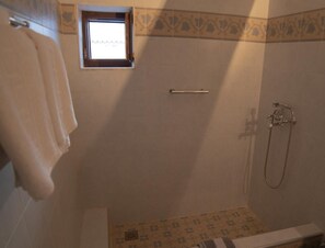 Séchoir à cheveux, serviettes fournies, savon, papier de toilette