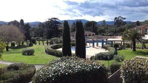 Property grounds - Gulf of Saint Tropez, apartment sleeps 4, ground floor with terrace and small garden (Grimaud)