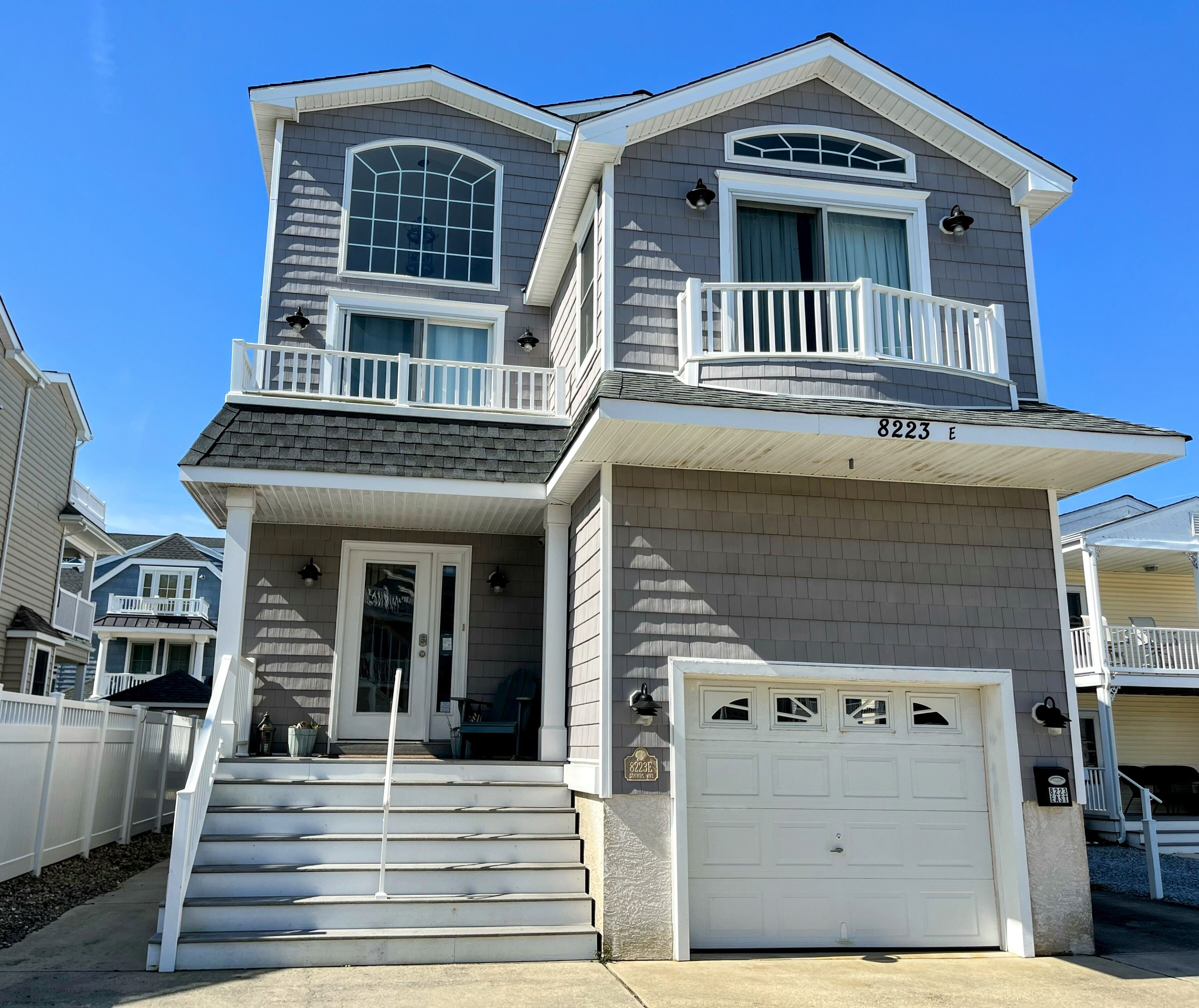 GREAT BAY VIEWS!!! Conveniently located in walking distance to the beach, coffee shops, ice cream, restaurants, and yacht club.
