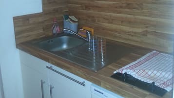 Geladeira, micro-ondas, fogão, lava-louças