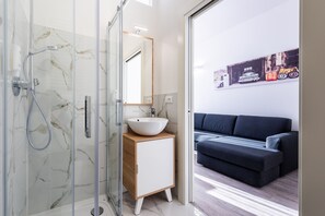 Shower, hair dryer, bidet, towels - Beautiful newly renovated apartment in the city center (Merano)