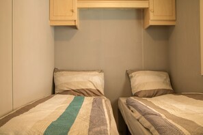 2 室のベッドルーム、WiFi (無料)、ベッドシーツ