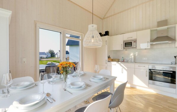 Jääkaappi, liesi, astianpesukone, kahvin-/teenkeitin