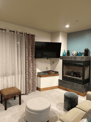 TV connectée, cheminée, lecteur de DVD