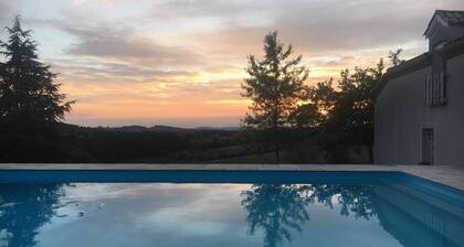Casa de cuatro dormitorios, piscina, casa de la piscina con vistas dominantes al campo