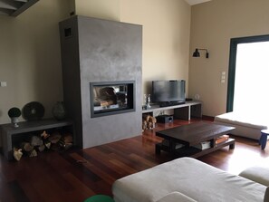 Téléviseur, jeux vidéo, table de ping-pong