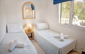 3 chambres, fer et planche à repasser, lit de bébé portatif