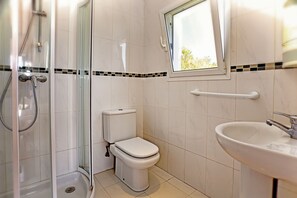 Ensemble baignoire-douche, séchoir à cheveux, serviettes fournies, savon