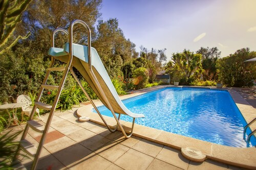 Large private pool, free WiFi, tranquil and private, perfect for isolation 