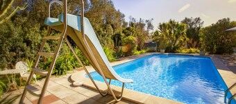 Large private pool, free WiFi, tranquil and private, perfect for isolation 