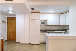 Frigorífico, microondas, horno y lavavajillas