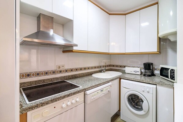 Een koelkast, een microgolfoven, een oven, een vaatwasser