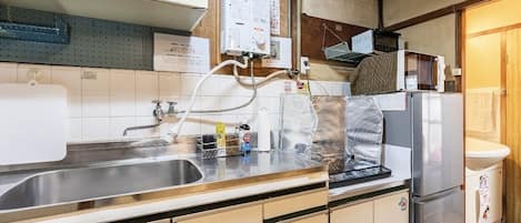 Refrigerador, microondas, parrilla de estufa y tetera eléctrica