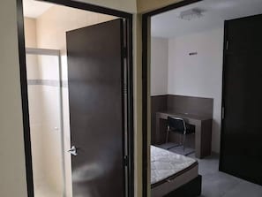 2 bedrooms, desk, laptop workspace, blackout curtains