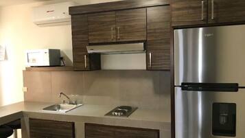 Căn hộ cơ bản, 1 giường đôi, không hút thuốc, bếp | Bếp nhỏ riêng | Tủ lạnh, lò vi sóng, bếp nấu, dụng cụ pha cà phê/trà