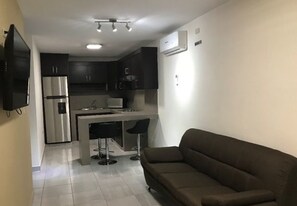 基本公寓, 2 間臥室, 非吸煙房, 廚房 | 起居區 | 電視