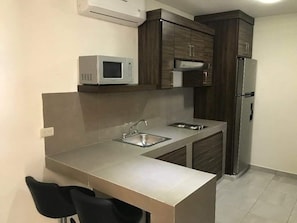 Căn hộ cơ bản, 1 giường đôi, không hút thuốc, bếp | Bàn, khu vực làm việc phù hợp cho laptop, màn/rèm cản sáng 