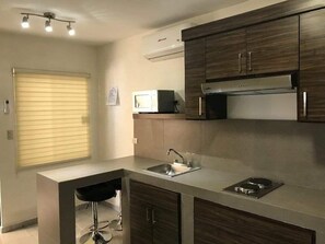 Căn hộ cơ bản, 1 giường đôi, không hút thuốc, bếp | Bàn, khu vực làm việc phù hợp cho laptop, màn/rèm cản sáng 