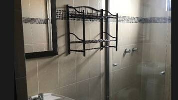 Buồng tắm vòi sen, khăn tắm, xà phòng, dầu gội