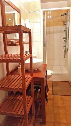 Bathtub, hair dryer, towels, soap - 6 bis rue de Verdun, Vias, 34450 FR (Vias)