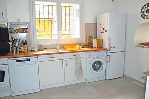 Fridge, microwave, oven, stovetop - 6 bis rue de Verdun, Vias, 34450 FR (Vias)