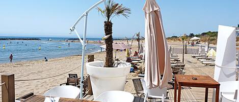 Una spiaggia nelle vicinanze, teli da spiaggia