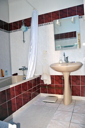 Bathtub, hair dryer, towels, soap - 6 bis rue de Verdun, Vias, 34450 FR (Vias)