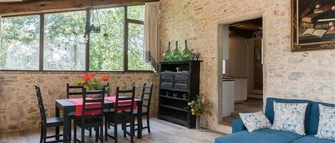 Televisión, reproductor de DVD, tenis de mesa y libros