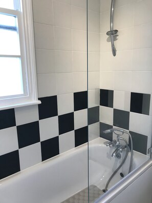 Hair dryer, towels, soap, toilet paper - Stunning Kings Road, Chelsea, period property (London)