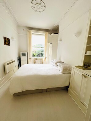 1 bedroom, free WiFi, bed sheets - Stunning Kings Road, Chelsea, period property (London)