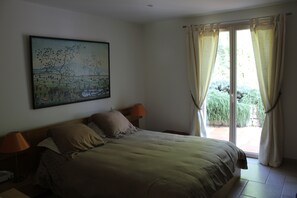 5 bedrooms, iron/ironing board, free WiFi, bed sheets