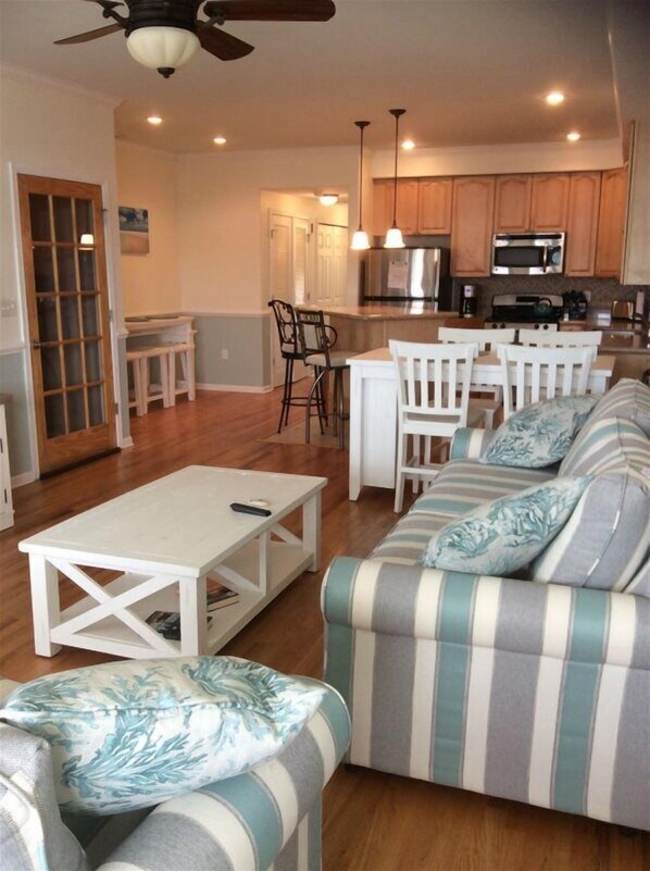 House | Living room | Flat-screen TV - Ww413 West Taylor Avenue (Wildwood)