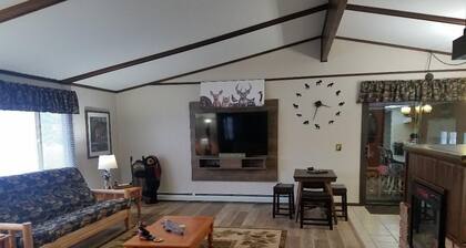 Uusittu 4 makuuhuoneen koti sijaitsee keskustassa Paradise vieressä Fresh Coast Cafe '.