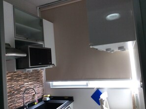 Geladeira, micro-ondas, cooktop, talheres/pratos/utensílios de cozinha