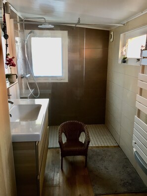Shower, towels