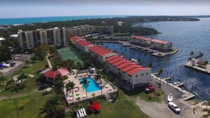 Ein Resort mit mehreren Gebäuden, einem Schwimmbad und einem Hafen.