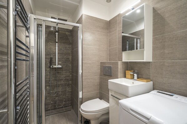 Shower, towels, soap, toilet paper - Residence 3 people Paris (Fontenay-aux-Roses)